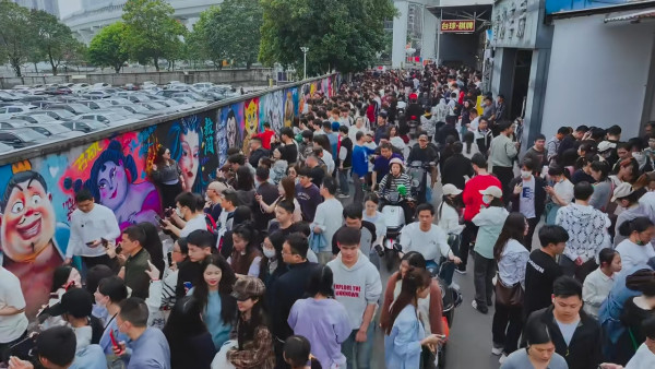 內地多處湧現哪吒2塗鴉牆 深圳一塗鴉牆現人山人海！ 