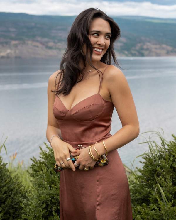 鍾麗緹大女布吉性感大解放！紅色火辣泳裝曬豐滿上圍 