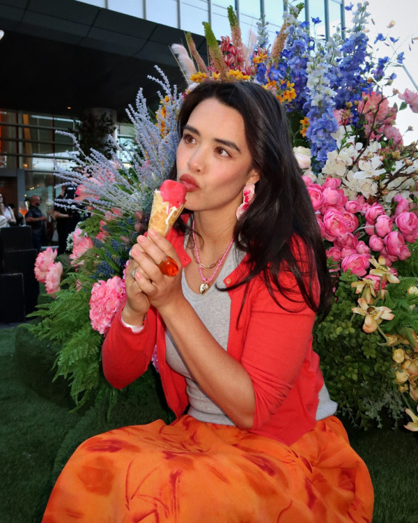 鍾麗緹大女布吉性感大解放！紅色火辣泳裝曬豐滿上圍 