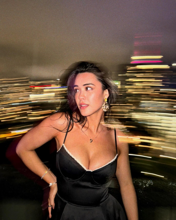 鍾麗緹大女布吉性感大解放！紅色火辣泳裝曬豐滿上圍 