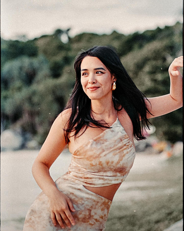 鍾麗緹大女布吉性感大解放！紅色火辣泳裝曬豐滿上圍 