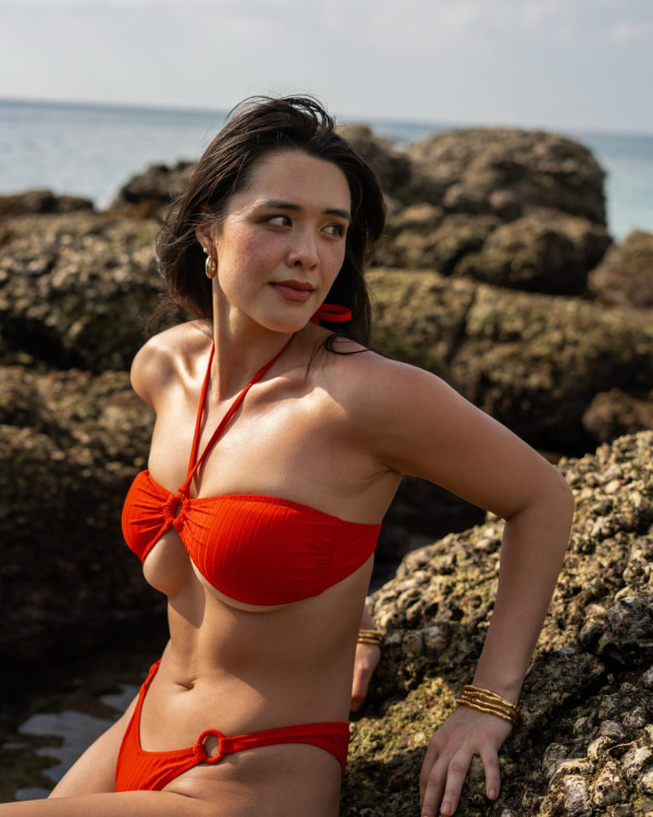 鍾麗緹大女布吉性感大解放！紅色火辣泳裝曬豐滿上圍 