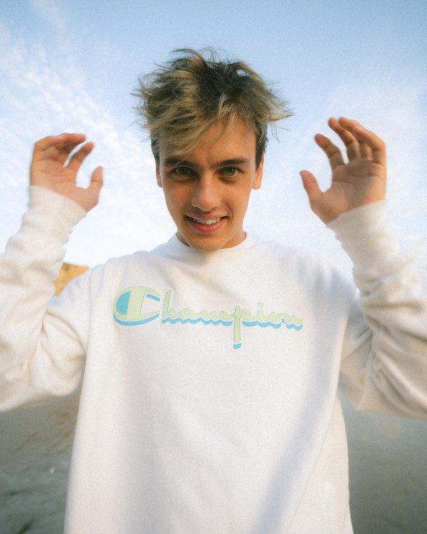 港航飛北京航班上演大媽MMA 疑因調位起爭執 空姐一句話霸氣擺平 