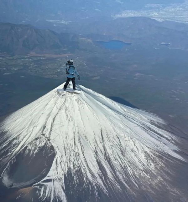 內地客分享富士山登頂照 日本網民笑爆：進擊的巨人來了 
