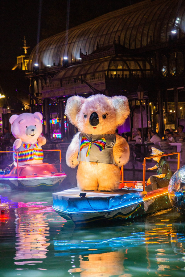 曼谷網紅餐廳樹熊吉祥物爆紅 「中邪式」舞姿成迷因 網民：要驗尿吧！ 