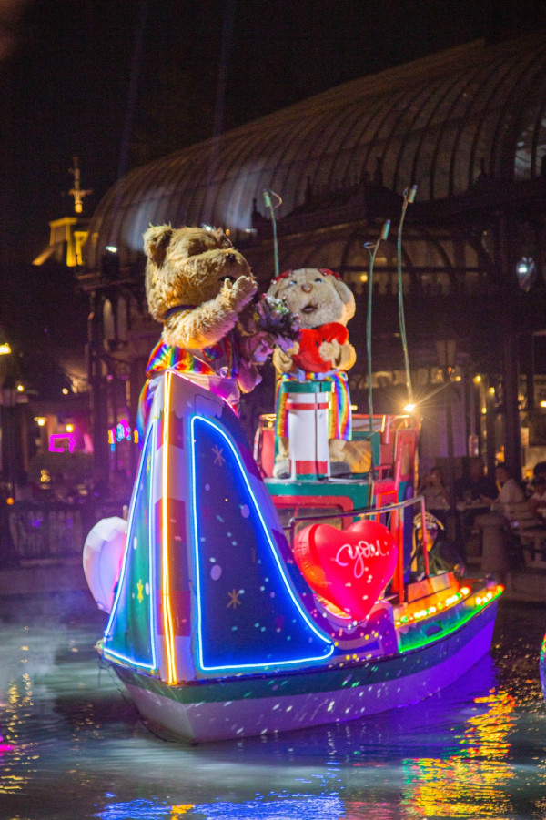 曼谷網紅餐廳樹熊吉祥物爆紅 「中邪式」舞姿成迷因 網民：要驗尿吧！ 