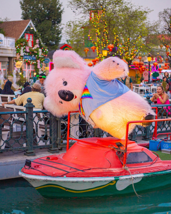 曼谷網紅餐廳樹熊吉祥物爆紅 「中邪式」舞姿成迷因 網民：要驗尿吧！ 