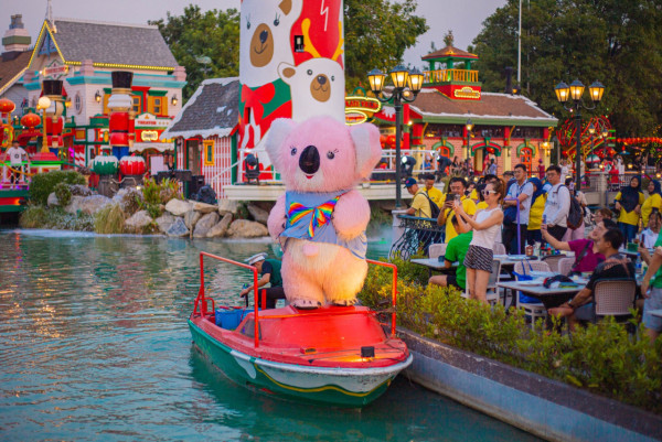 曼谷網紅餐廳樹熊吉祥物爆紅 「中邪式」舞姿成迷因 網民：要驗尿吧！ 