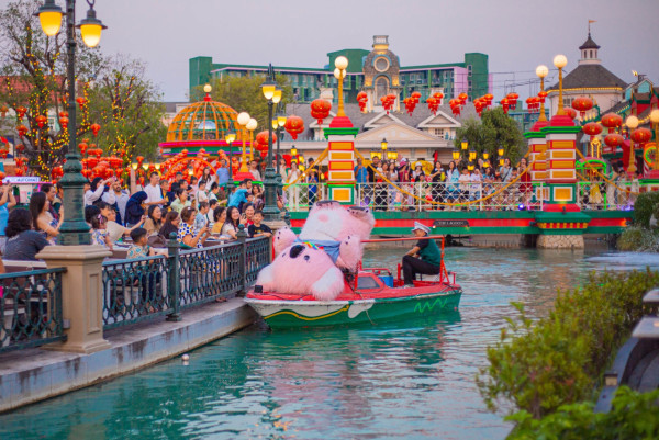 曼谷網紅餐廳樹熊吉祥物爆紅 「中邪式」舞姿成迷因 網民：要驗尿吧！ 