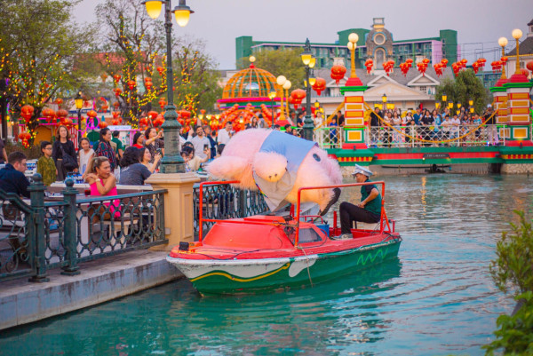 曼谷網紅餐廳樹熊吉祥物爆紅 「中邪式」舞姿成迷因 網民：要驗尿吧！ 