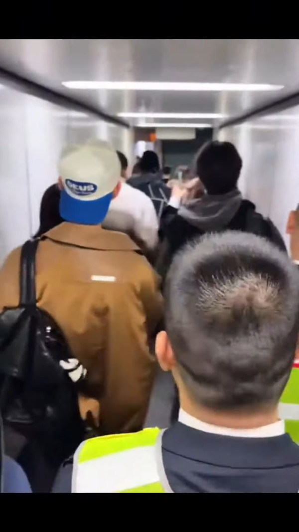 37歲童顏糖妹小背心遊九寨溝 罕有公開父母合照 網民：幾十歲仲係小朋友樣 