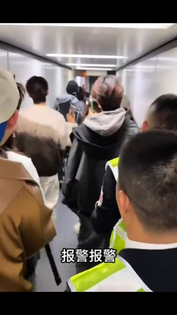 37歲童顏糖妹小背心遊九寨溝 罕有公開父母合照 網民：幾十歲仲係小朋友樣 