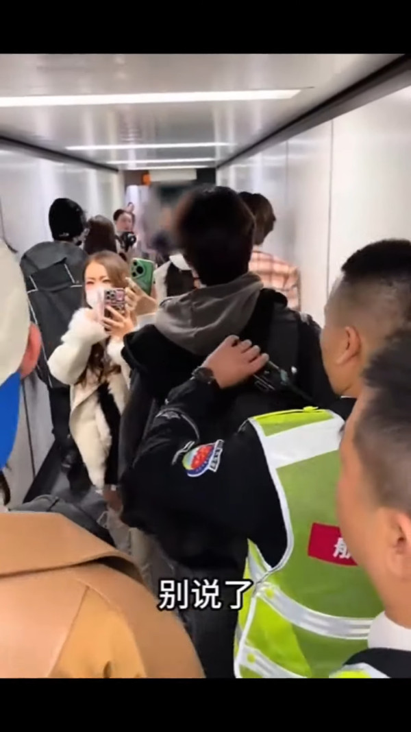 37歲童顏糖妹小背心遊九寨溝 罕有公開父母合照 網民：幾十歲仲係小朋友樣 