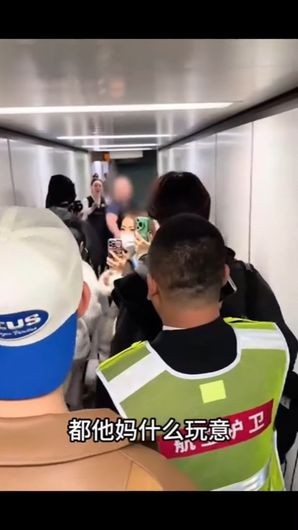 37歲童顏糖妹小背心遊九寨溝 罕有公開父母合照 網民：幾十歲仲係小朋友樣 