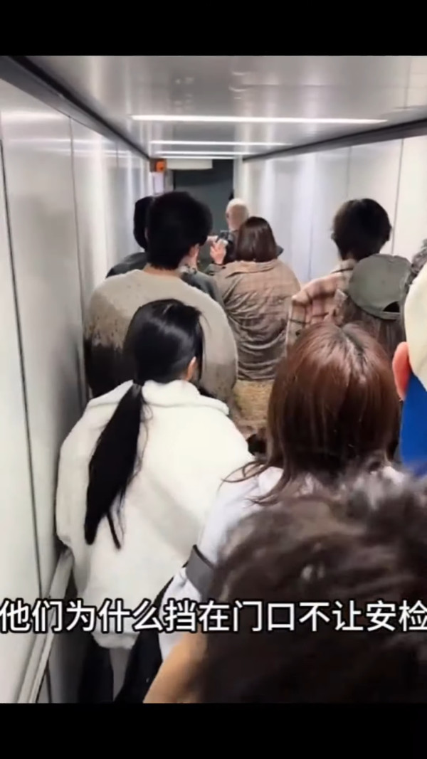 37歲童顏糖妹小背心遊九寨溝 罕有公開父母合照 網民：幾十歲仲係小朋友樣 