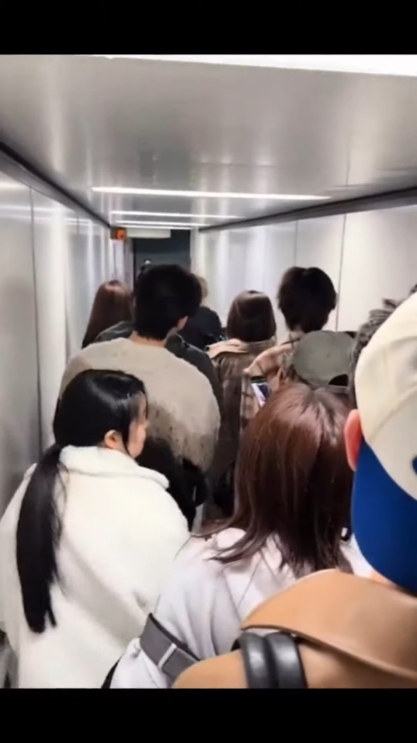 37歲童顏糖妹小背心遊九寨溝 罕有公開父母合照 網民：幾十歲仲係小朋友樣 