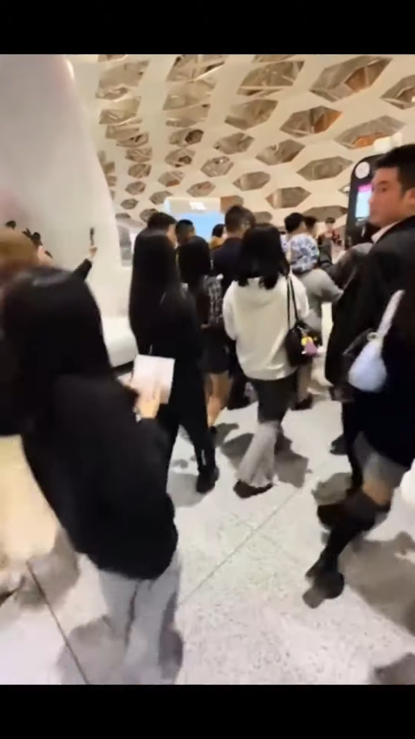 37歲童顏糖妹小背心遊九寨溝 罕有公開父母合照 網民：幾十歲仲係小朋友樣 