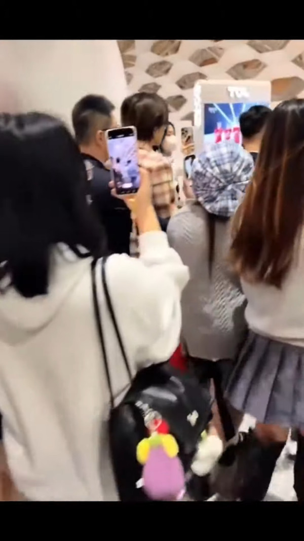 37歲童顏糖妹小背心遊九寨溝 罕有公開父母合照 網民：幾十歲仲係小朋友樣 