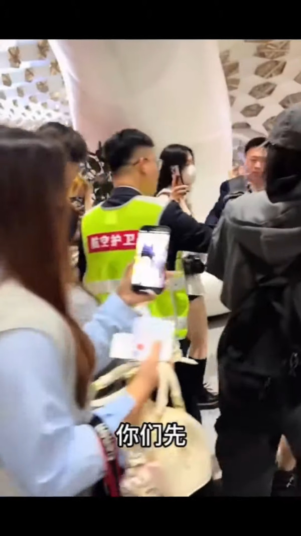 37歲童顏糖妹小背心遊九寨溝 罕有公開父母合照 網民：幾十歲仲係小朋友樣 