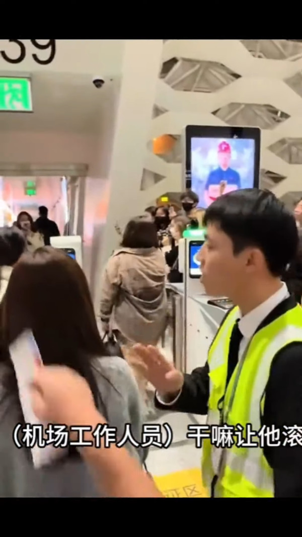 37歲童顏糖妹小背心遊九寨溝 罕有公開父母合照 網民：幾十歲仲係小朋友樣 