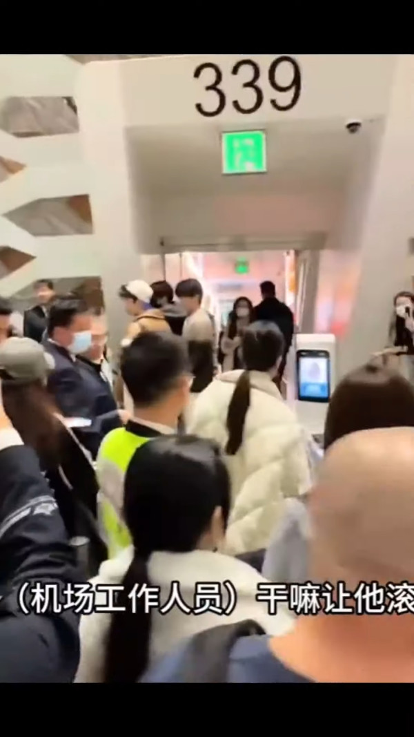 37歲童顏糖妹小背心遊九寨溝 罕有公開父母合照 網民：幾十歲仲係小朋友樣 