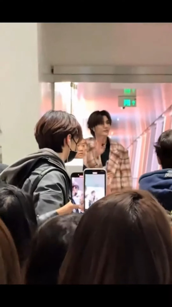 37歲童顏糖妹小背心遊九寨溝 罕有公開父母合照 網民：幾十歲仲係小朋友樣 