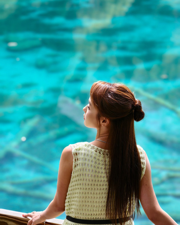 37歲童顏糖妹小背心遊九寨溝 罕有公開父母合照 網民：幾十歲仲係小朋友樣 