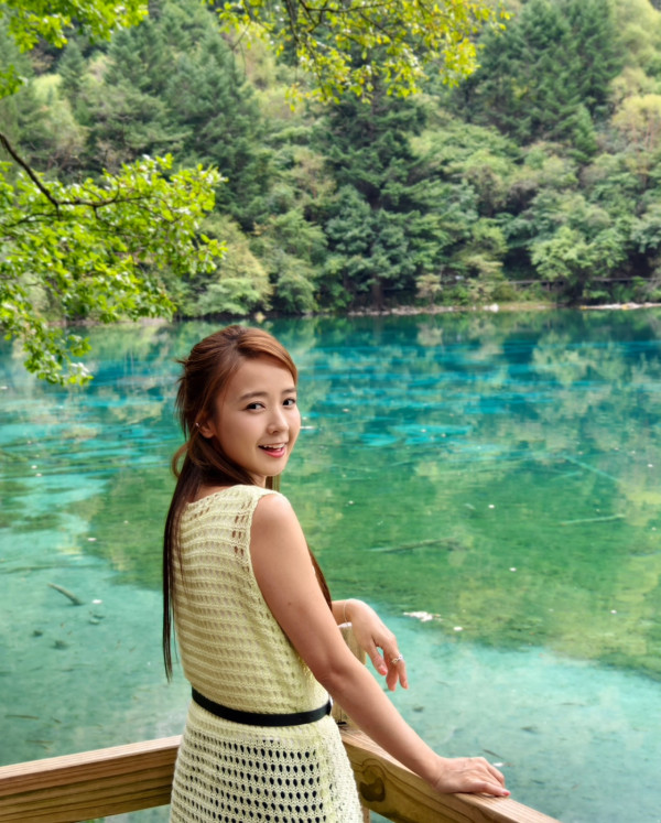 37歲童顏糖妹小背心遊九寨溝 罕有公開父母合照 網民：幾十歲仲係小朋友樣 