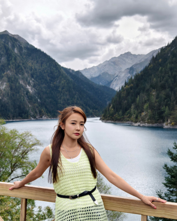 37歲童顏糖妹小背心遊九寨溝 罕有公開父母合照 網民：幾十歲仲係小朋友樣 