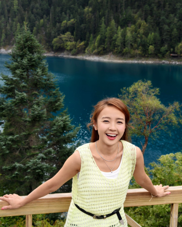 37歲童顏糖妹小背心遊九寨溝 罕有公開父母合照 網民：幾十歲仲係小朋友樣 