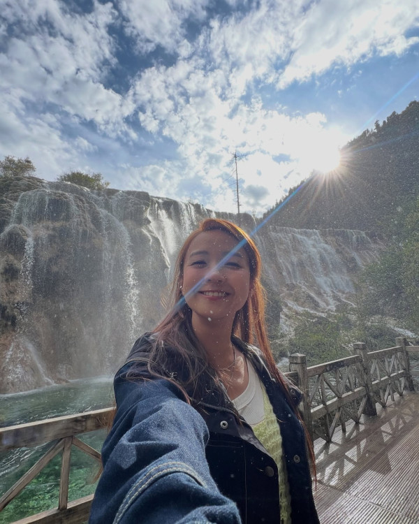 37歲童顏糖妹小背心遊九寨溝 罕有公開父母合照 網民：幾十歲仲係小朋友樣 