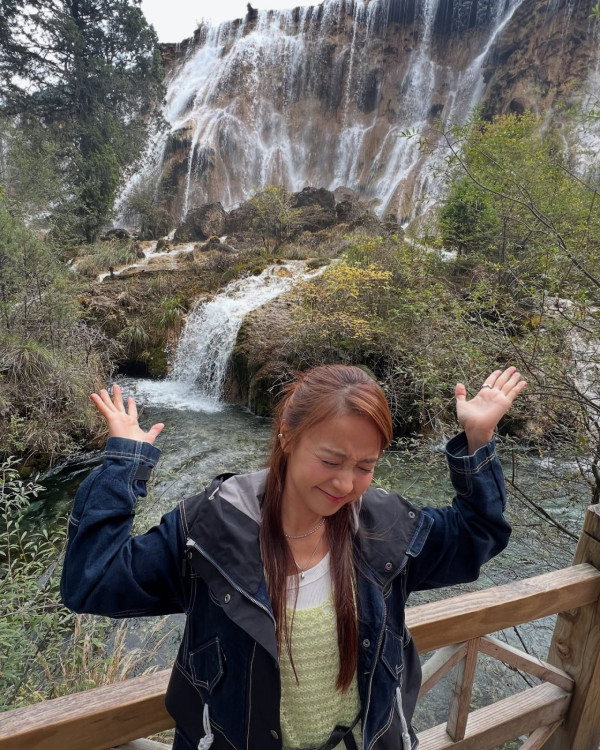 37歲童顏糖妹小背心遊九寨溝 罕有公開父母合照 網民：幾十歲仲係小朋友樣 