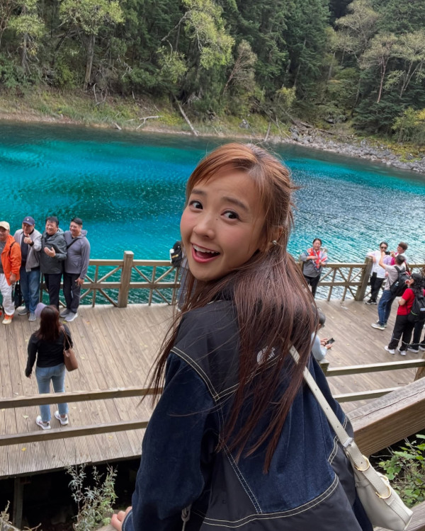 37歲童顏糖妹小背心遊九寨溝 罕有公開父母合照 網民：幾十歲仲係小朋友樣 