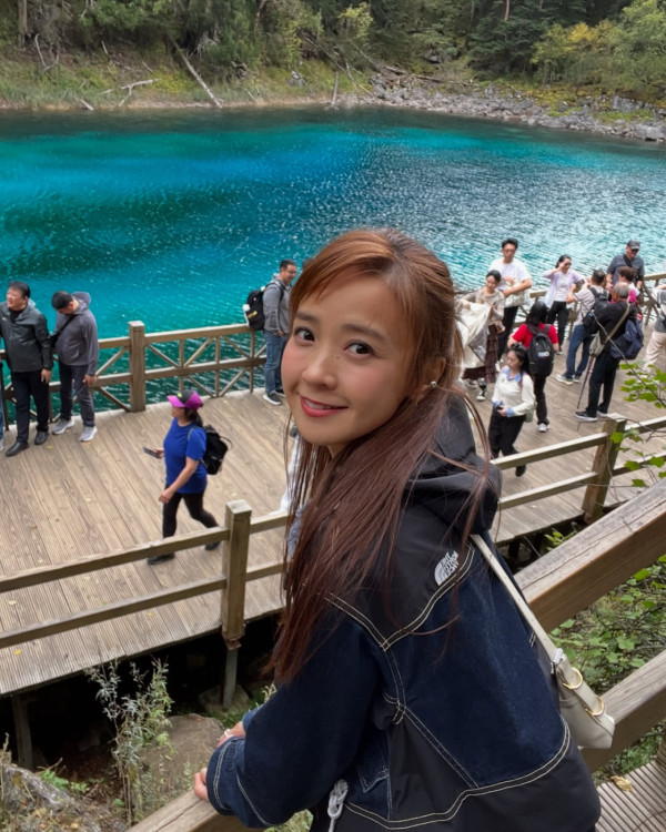 37歲童顏糖妹小背心遊九寨溝 罕有公開父母合照 網民：幾十歲仲係小朋友樣 