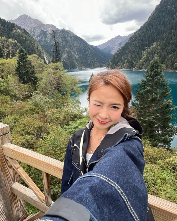 37歲童顏糖妹小背心遊九寨溝 罕有公開父母合照 網民：幾十歲仲係小朋友樣 