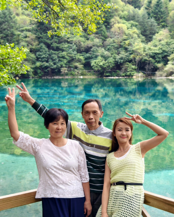 37歲童顏糖妹小背心遊九寨溝 罕有公開父母合照 網民：幾十歲仲係小朋友樣 