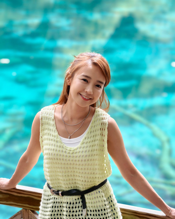 37歲童顏糖妹小背心遊九寨溝 罕有公開父母合照 網民：幾十歲仲係小朋友樣 