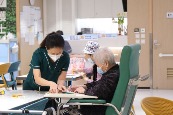 所有經社署安老服務統一評估機制被評為適合院舍照顧服務及正在資助長期護理服務中央輪候冊（中央輪候冊）上輪候護理安老宿位或護養院宿位的長者均可申請。（圖片來源：HKET圖片庫）