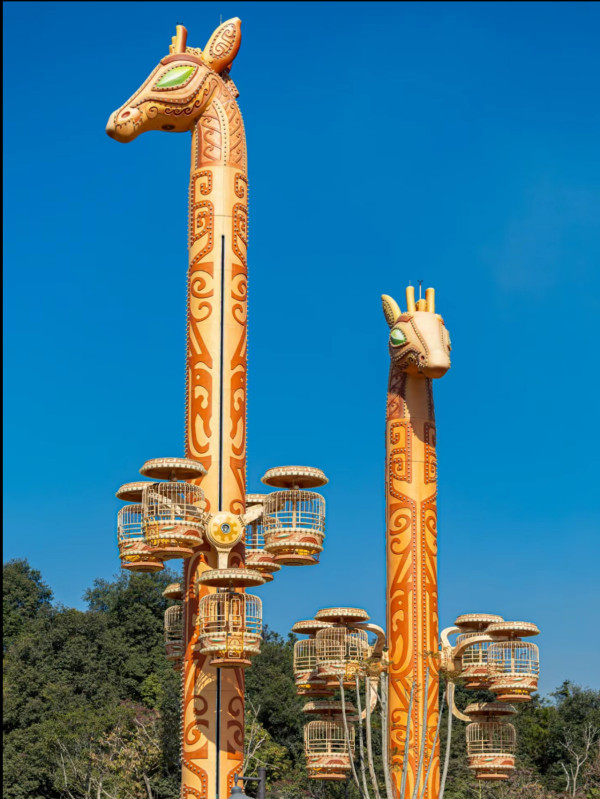 長隆森林王國主題區域｜02. 長頸鹿大草原可以搭乘高空轉杯俯瞰漫步的長頸鹿群