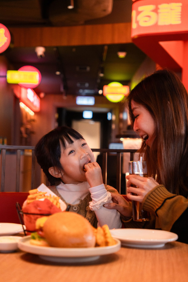 啟德體育園過萬呎靚景餐廳！親子日式居酒屋 澳洲M5和牛/火炙左⼝⿂裙邊燴飯