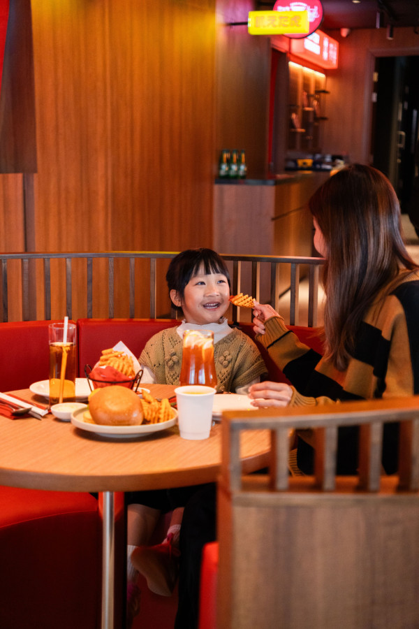 啟德體育園過萬呎靚景餐廳！親子日式居酒屋 澳洲M5和牛/火炙左⼝⿂裙邊燴飯