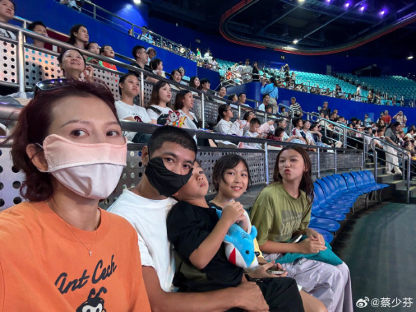 蔡少芬張晉5歲囝囝近照曝光父子超似樣!狼尾長髮造型激似爸爸惹驚呼:係一個餅印