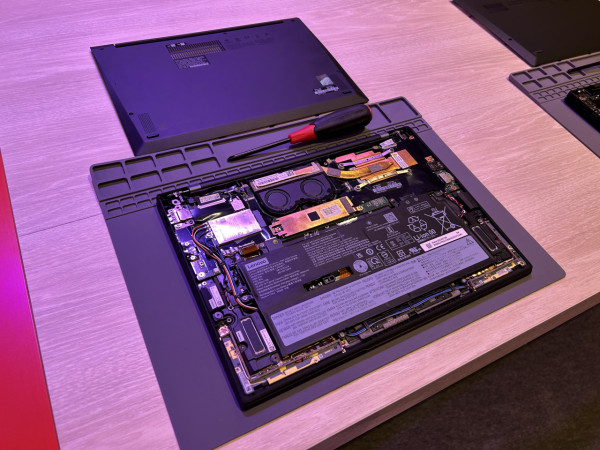 【日本直擊】Lenovo Aure Edition 個人化 AI PC 首推沒有小紅點的 ThinkPad X9 