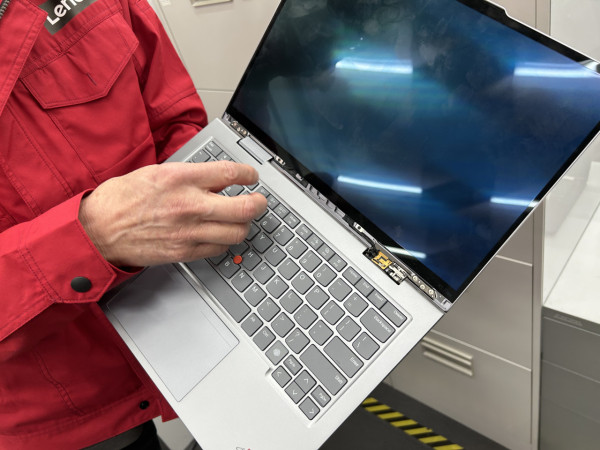 【日本直擊】Lenovo Aure Edition 個人化 AI PC 首推沒有小紅點的 ThinkPad X9 