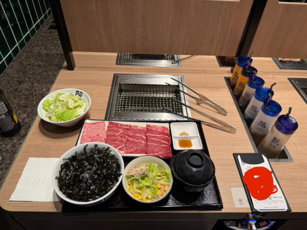 牛角老闆黃傑龍AI年報封面惹熱議！被質疑「慳錢唔請設計師好cheap」撰長文反駁：「真係冤枉」再引金句