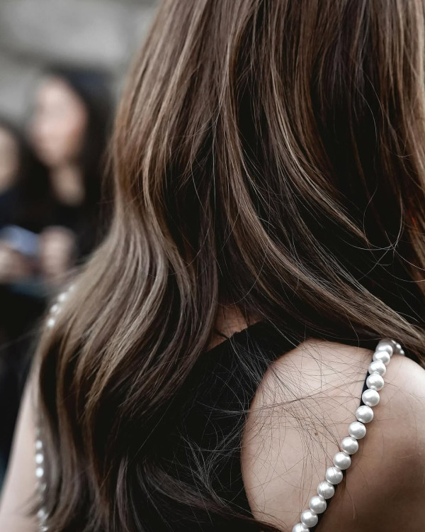 42歲人氣天后蔡卓妍首征米蘭時裝週 托胸馬甲上陣 偏平身材忽然有料 