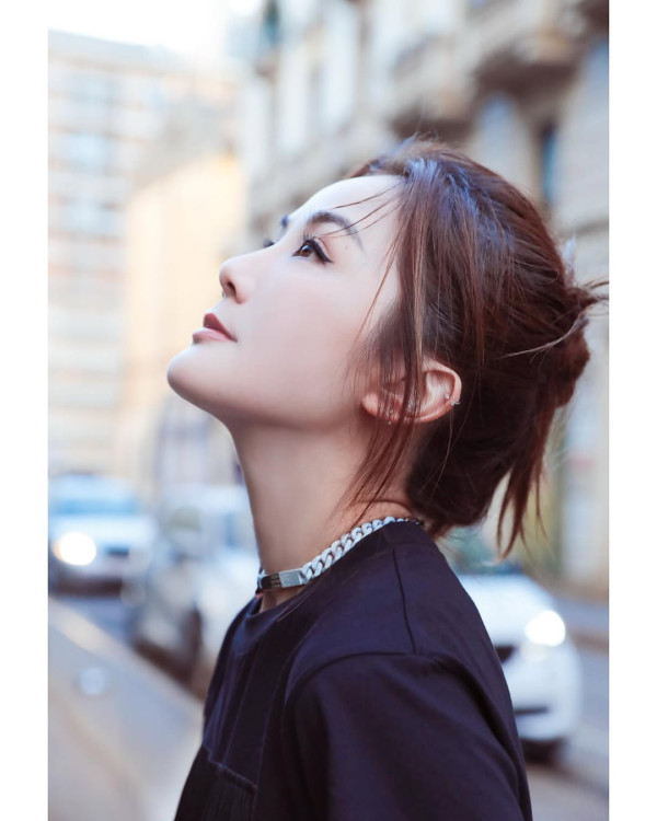 42歲人氣天后蔡卓妍首征米蘭時裝週 托胸馬甲上陣 偏平身材忽然有料 