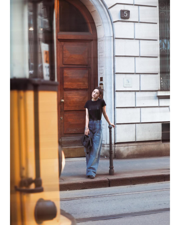 42歲人氣天后蔡卓妍首征米蘭時裝週 托胸馬甲上陣 偏平身材忽然有料 