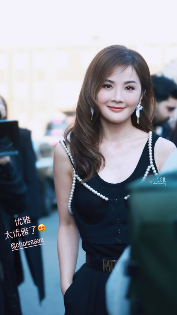 42歲人氣天后蔡卓妍首征米蘭時裝週 托胸馬甲上陣 偏平身材忽然有料 