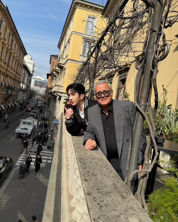 42歲人氣天后蔡卓妍首征米蘭時裝週 托胸馬甲上陣 偏平身材忽然有料 